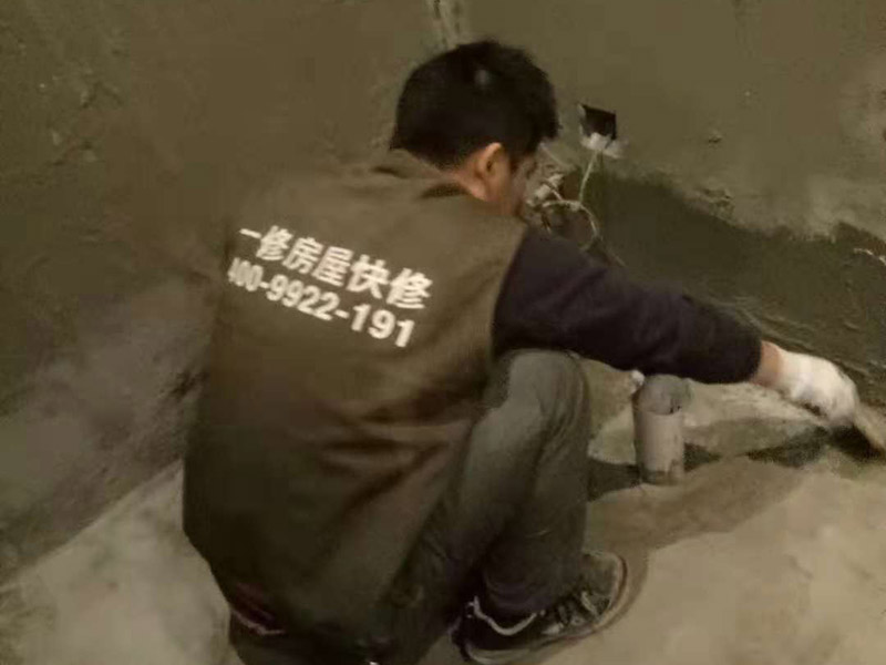公寓做防水維修：1.利用水泥砂漿水泥砂漿或豆石混凝土鋪平坡度。訣竅是：地漏附近坡度大，門口附近坡度小。 2.利用管根密封膏封嚴管線，管線要穿透樓板根部。刷防水涂料時可以貼1-2層玻璃絲布加強防水性。 3.墻壁表面打磨成干凈平光沒有顆?；覊m，墻壁與地面的交接區域注意原角和坡角的設置。 4.聚氨酯防水涂膜由管根和墻角處開始進行涂抹，在常溫下經過4小時放干后，再大面積涂抹和刮刷。注意涂料總厚度大于1. 5毫米，不能有漏刮和鼓泡的不良現象。24小時后立面涂刷下一層，之后再以垂直的方向進行二次涂刷。最后涂膜半固化，拋甩粗砂粒方便與水泥砂漿融合。 5.防水層的設置與具體區域有關。防水地面的防水層應高出地面200寬，地面防水層應超出衛生間門口以外300寬。而又淋浴的衛生間墻面防水層則應設置為高出地面1800寬。 6.展開閉水實驗的時候，先完成防水工作再利用包立管方法。之后再局部進行防水。閉水試驗也可為了避免破壞地面防水層而免做。