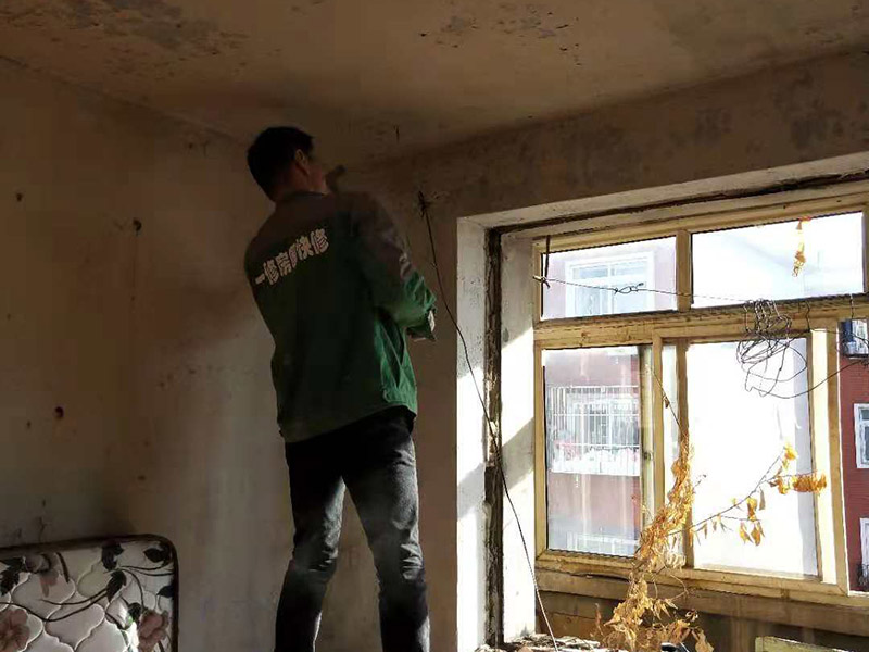 室內鏟墻皮：1、如在開始進行裝修家居的業主，我想也會遇到施工方建議鏟清掉白墻皮的情況，其實都是擔心在批完膩子后會增加吸附力。但是這也要看原有白墻的材料質量如何，并不是說開發商做墻用的材料都不好，有的甚至比家裝用的材料都要好，這樣的情況就沒必要再花錢鏟掉了。 2、在辨別家居墻面的好壞程度的時，大多人都不太了解，所以在進行檢驗墻面的材料首先用手撫摸一下表面，查看手上是否有沾滿很多浮灰。還可以用鑰匙或者硬物刮一下墻面，看看墻面是否大面脫落，最后潑一點水到墻上，看看會不會起泡，如果出現這些問題一般都是要鏟掉的，還有墻面有大面空鼓也是要鏟掉的。 3、還有種方法可以幫你確定需不需要鏟墻皮，就是在收房后請一些專業人員來鑒別，這樣的話就可以更好的做出決定。但是現如今將近有90%的新房裝修，都是需要進行鏟除原墻皮的，因為大多數新房的膩子粉不是用于居住的。而是便于房主驗收房子，但更重要的是為了后期裝修質量的保證。