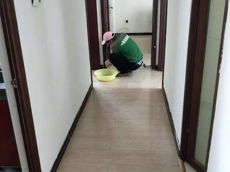現(xiàn)場(chǎng)衛(wèi)生打掃：局部裝修就是那個(gè)位置維修了就打掃那個(gè)位置，整體裝修就將大至的裝修垃圾裝袋清掃，但細(xì)致的衛(wèi)生打掃請(qǐng)找專業(yè)的保潔。