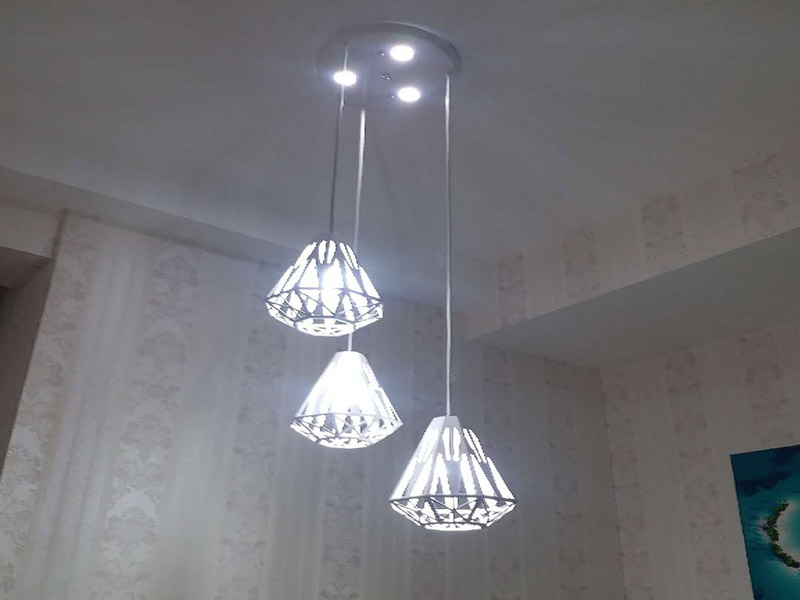 吊燈更換安裝：首先要鋪電線，在需要安裝燈具的部位留下電線口。以方便日后安裝。 第二檢查買來的燈具。看有沒有損壞或者殘缺不完整等現象，你確保安全。 第三，如果是大型吊燈，那么要提前先安裝上面的燈泡和零件，才能進行安裝。 第四如果是大型燈具的安裝，那么還要先打上承重的螺絲掛口。 第五步關閉閘刀，這樣能夠確保在沒有電通的情況下安裝燈，以免出現意外，這樣是比較安全的做法。 第六步安裝好以后打開電閘，觀察一下安裝是否成功，是不是每個燈泡都亮了，如果確保每個燈泡都亮了，那么就說明安裝成功了
