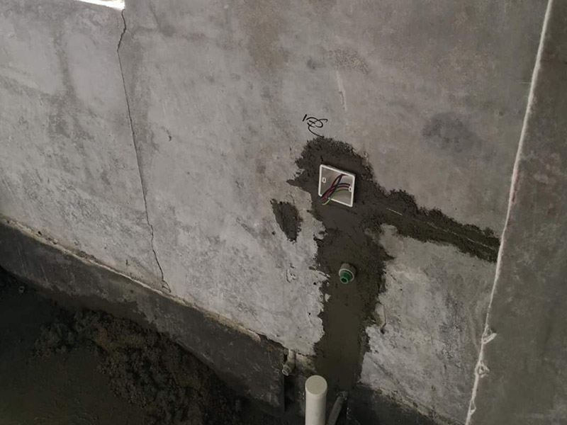 插座布線安裝：衛(wèi)生間的電路改造只需要把整體照明燈具的線路預(yù)留好就可以，相對(duì)來說比較簡(jiǎn)單。另外，衛(wèi)生間是水氣較多的地方，因此，嚴(yán)禁在衛(wèi)生間內(nèi)的潮濕處如淋浴區(qū)或澡盆附近設(shè)置電源插座，其它區(qū)域設(shè)置的電源插座應(yīng)采用防濺式。有外窗時(shí)，應(yīng)在外窗旁預(yù)留排氣扇接線盒或插座，由于排氣風(fēng)道一般在淋浴區(qū)或澡盆附近，所以接線盒或插座應(yīng)距地面2.25m以上安裝。距淋浴區(qū)或澡盆外沿0.6m外預(yù)留電熱水器插座和潔身器用電源插座。在盥洗臺(tái)鏡旁設(shè)置美容用和剃須用電源插座，距地面1.5m～1.6m安裝。安裝在衛(wèi)生間的插座宜帶開關(guān)和指示燈，如果安裝在潮濕位置的插座，最好在插座表面安裝一個(gè)防水的蓋子，避免水汽進(jìn)入插座內(nèi)，引起短路。
