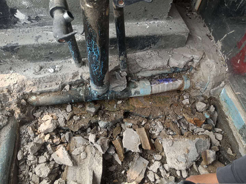 露臺陽臺地面防水改造：首先為陽臺封裝防水，由于是防水工作的第一道防線，因此是千萬不可馬虎的，在做陽臺封裝時，在選材方面就需要選擇防水防潮的材料，在施工過程中應注意做好密閉，若沒有做好封裝的話，陽臺的防水將會大打折扣。 陽臺地面防水的做法與衛生間做防水的做法差不多，都是從找平基層開始，再到涂上防水層、鋪上防水材料，最后對地面進行檢驗，鋪設地面等。這里需要注意的是，陽臺的防水層完成之后一定要與室內地面具有一定的高度差，最好低于室內地面2-3cm的高度。 最后需要對陽臺進行排水工程工作，在安裝陽臺排水管道時不要有太多的彎道，否則容易導致排水不便，地漏一定要順暢。