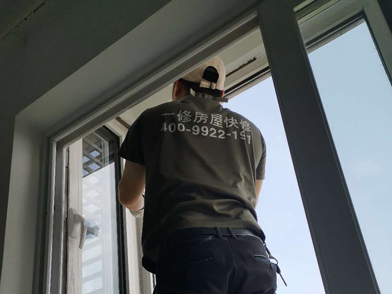 窗戶安裝維修：如果塑鋼窗開關都很困難，甚至有打不開的情況，檢查一下是不是變形了，或者是因為窗框上面的螺絲掉了，如果是螺絲掉了，可以換一個螺絲重新固定。如果塑鋼窗排水不暢，軌道里總是積了很多水，看看排水孔是不是被什么堵塞了，或者是軌道里面有沒有垃圾，將這些地方疏通一下就可以了。塑鋼窗受到臟東西的侵蝕很容易被銹蝕，空了經常擦擦窗框，打掃一下軌道里面的雜物，保持它的干燥光亮，就可以延長它的壽命，用起來也輕松。