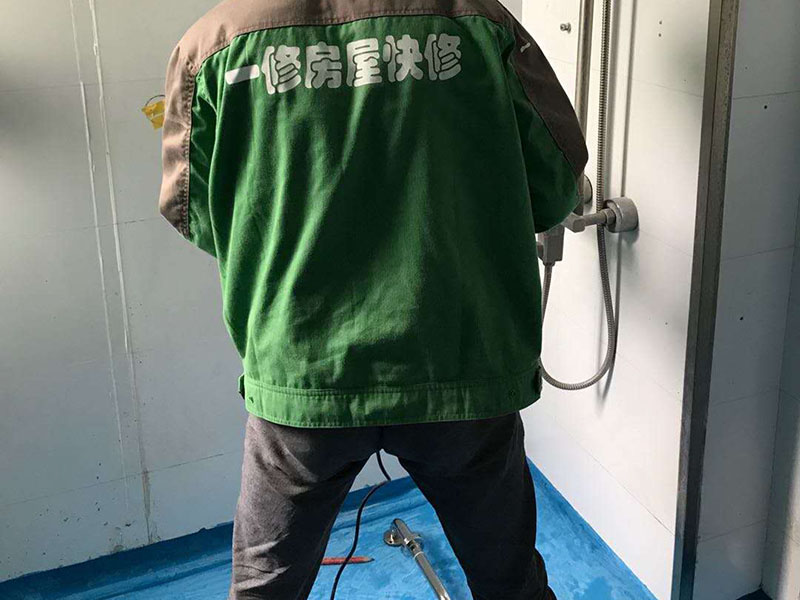 衛(wèi)生間翻新施工：其實(shí)衛(wèi)生間翻新最主要的目的，就是要更換水電，尤其是那些隱蔽性極強(qiáng)，一般埋在地下或墻壁內(nèi)的。在進(jìn)行翻新的時(shí)候，最好一并更換，不管有沒有問題，這樣都能給日后的生活帶來保障。更換完水電之后，就可以進(jìn)行瓷磚的鋪貼了。不管是地面還是墻面，都是一個(gè)比較大的工程。在衛(wèi)生間翻新前先找平地面和墻面，清楚所有雜物。然后先對墻面進(jìn)行鋪設(shè)，墻面一般多是小塊的瓷磚比較好施工。地面就要注意一些了，需要設(shè)置輔助線來進(jìn)行施工，還要注意下水管等地方，這些地方都需要低于地面高度的哦！ 最后就是防水的問題了，防水是衛(wèi)生間翻新過程中，非常需要重視的問題。在施工前最好購買好一些的防水涂料，這樣施工效果更好，而且使用壽命更久，幾年內(nèi)不會(huì)出現(xiàn)問題。值得注意的是，很多人在做防水的時(shí)候，都會(huì)忽略墻面的防水，其實(shí)墻面也需要做好防水哦！有時(shí)候會(huì)產(chǎn)生水蒸氣附著在墻面，也是會(huì)對墻面造成損害的！