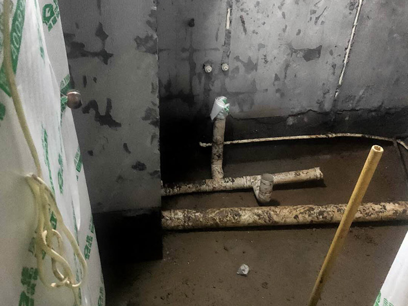 廁所重新裝修：老房衛生間改造水電路改造很重要，會直接影響日后的生活使用，所以在改造過程中需要嚴防死守。避水測試，檢測防水層是否良好。一般衛浴間的防水層為1.8米，其他墻面防水層高度為1米，地面防水返高30厘米。 當然，如果老房衛生間改造時沒有進行水路改造的情況下，也是需要進行檢查防水層是否完好的操作流程。老房衛生間改造中隨意鉆孔開槽都會造成防水層的損壞，因此，老房衛生間改造進行拆除磚墻的裝修流程后，應當重新進行避水試驗，保證原來存有的防水系統不會出現任何問題。