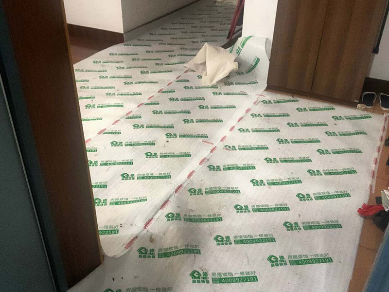 廁所重新裝修：老房衛生間改造水電路改造很重要，會直接影響日后的生活使用，所以在改造過程中需要嚴防死守。避水測試，檢測防水層是否良好。一般衛浴間的防水層為1.8米，其他墻面防水層高度為1米，地面防水返高30厘米。 當然，如果老房衛生間改造時沒有進行水路改造的情況下，也是需要進行檢查防水層是否完好的操作流程。老房衛生間改造中隨意鉆孔開槽都會造成防水層的損壞，因此，老房衛生間改造進行拆除磚墻的裝修流程后，應當重新進行避水試驗，保證原來存有的防水系統不會出現任何問題。