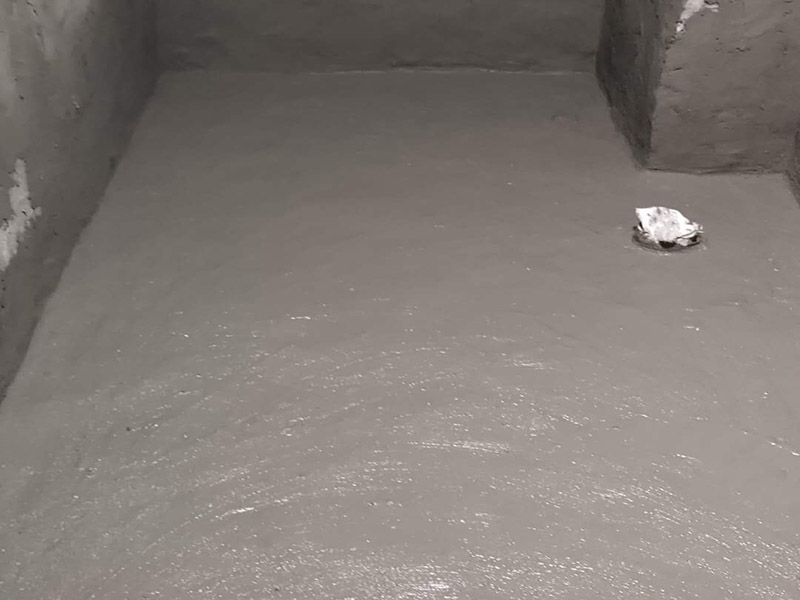 廁所防水貼磚：衛生間的防水工作流程，都是在地面用水泥砂漿找平一次，等它干透后再做防水。一般的防水施工要做2到3遍，而且防水的順序也是有講究的，比如，要先做完墻面防水再貼墻磚，其次才可以做地面防水，再貼地磚。因為地面經常會踩來踩去，地面防水如果先做了會很容易踩壞。 一般情況下，在2到3遍的防水層全部做好后，會有5到7天的固化期，所以自然的，貼瓷磚肯定是要等到這之后才能做，所以做完防水就立馬貼瓷磚，就大錯特錯了。但事無絕對，固化期到了，我們也需要重新測試防水做的好不好，漏不漏水，這就需要再加水測試24小時后看看家里地面水位是否下降，或者看看樓下鄰居的衛生間有沒有漏水的痕跡。