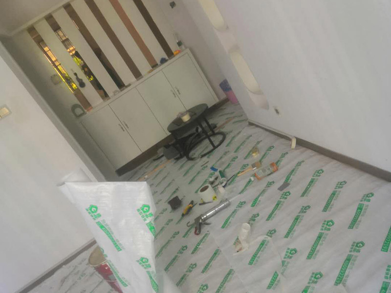 全屋成品保護方案：入戶門扇用公司統(tǒng)一的門貼進行全面包裹保護，用透明膠帶將保護膜粘貼牢固平整。用標(biāo)準保護膜將門框三面保護完整并固定牢固。工程完工后拆除保護膜時如果有粘貼時的膠痕，應(yīng)用酒精或?qū)Ｓ玫那逦蹌┣宄z痕。 水電施工前，除必須用的開關(guān)和每個房間留一個施工用電插座，將其它開關(guān)面板、插座全部拆除后保管好。對已拆除的開關(guān)面板、插座線盒用藍色保護蓋進行保護。墻面批刮墻襯時，將藍色保護蓋拆除，批刮完后將保護蓋安裝好。墻面鋪貼瓷磚時，將藍色保護蓋拆除，待貼完瓷磚后將保護蓋安裝好。