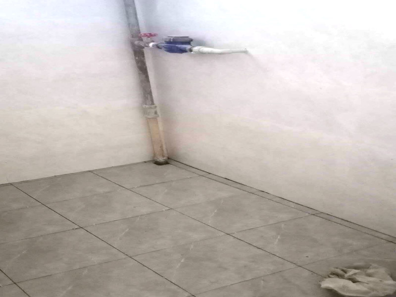 地面防水找平貼磚：衛生間的防水工作流程，都是在地面用水泥砂漿找平一次，等它干透后再做防水。一般的防水施工要做2到3遍，而且防水的順序也是有講究的，比如，要先做完墻面防水再貼墻磚，其次才可以做地面防水，再貼地磚。因為地面經常會踩來踩去，地面防水如果先做了會很容易踩壞。一般情況下，在2到3遍的防水層全部做好后，會有5到7天的固化期，所以自然的，貼瓷磚肯定是要等到這之后才能做。固化期到了，我們也需要重新測試防水做的好不好，漏不漏水，這就需要再加水測試24小時后看看家里地面水位是否下降，或者看看樓下鄰居的衛生間有