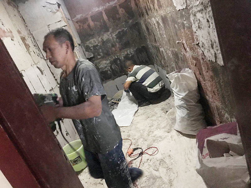 廚房拆除重裝施工：拆除舊廚房是工程中的第一項，將情墻面和地面上原有的瓷磚全部砸掉，不要只砸掉一半或一部分，以免后面在鋪貼時有縫隙。拆除吊頂、廚具和燈具，需按照一定的流程拆除。如果想要重新將廚房整頓一下，那么就將廚房的一切原有的都拆除掉。水路和電路的設(shè)計都是很隱藏的，一般都會做成暗管，隱藏在墻面或地面下，既美觀又不影響使用。做防水是必要的步驟，當抹平的水泥完全干透后，要在上面涂抹2-3遍的防水涂料。防水涂料完全干透后，要做防水實驗。貼磚時避免直接站在防水層上，以免踩壞防水層。貼磚工人要站在做完防水處理后的地面上進行鋪貼瓷磚。貼瓷磚時要防止出現(xiàn)空鼓和參差不齊的現(xiàn)象。瓷磚和地磚鋪貼完成后，就要按照流程安裝其他家具，比如櫥柜、吊頂和燈具等等。