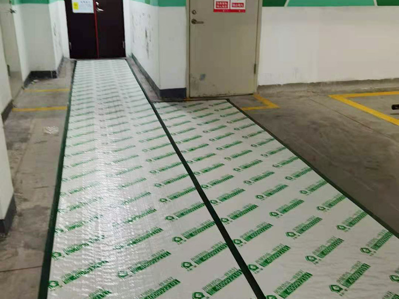吊柜安裝維修：廚柜和地柜高度確定后，在吊柜裝修過程中，柜體的深度也很重要，因為柜體與地柜的深度會有一定的差距，這些差距也是都和家庭人員的身高、地柜的深度等因素來決定的，一般吊柜的深度最合適的是在30到45厘米之間。在吊柜劃好線后，可以在固定位置和固定位置鉆孔。 安裝前應先調整柜體， 然后通過調節合頁，保證吊柜門扇的水平和垂直。最好用兩個或四個膨脹螺絲固定墻壁的吊頂框架。 安裝吊柜時，一定要注意一件事，就是吊柜不應安裝在輕質墻體上，因為吊柜本身的重量和存放的雜物的重量會使輕質墻體難以撐住，所以最好將吊柜安裝在堅固的墻上。如果它非要安裝在廚房隔斷墻上，則在進行隔斷時必須使用兩層細木工板和石膏板用于增強墻壁的剛性，否則吊柜很容易脫落。