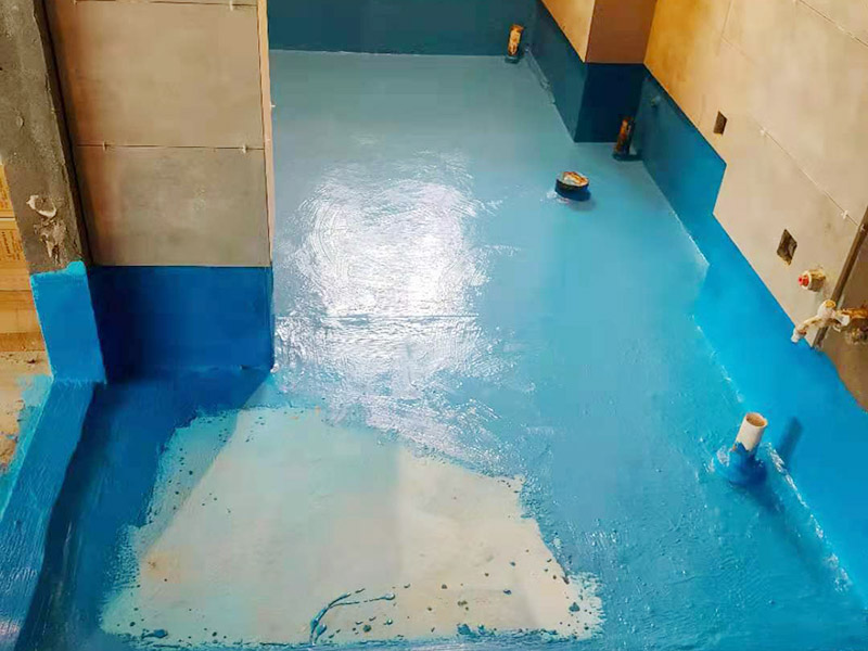 衛生間防水施工：在衛生間內刷第一遍防水涂料，涂料高度、厚度需要達標;2、第一遍涂料干透之后，刷第二遍涂料;3、第二遍防水涂料干透后，在涂層表面鋪保護層;4、閉水實驗，地面上的水線需要維持在2cm以上，并在1天后，觀察是否會滲漏。