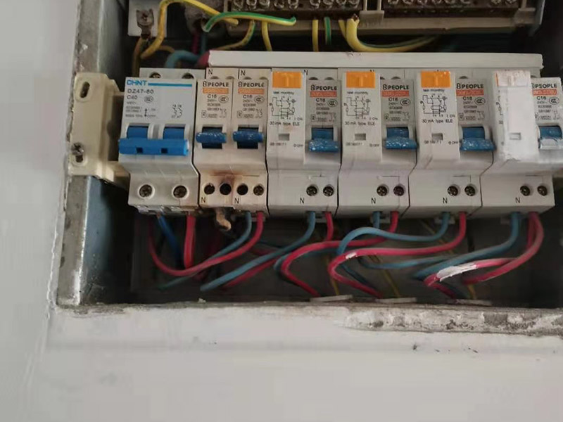 家庭空氣開關更換：可以先用電筆測試后面的火線是否有電，用電筆的探頭觸碰裸露銅絲，若果電筆發生反映就說明電路正常，是開關壞了，若果都沒反應，可能是電路有問題，需要找專業電工進行問題排查 更換方法很簡單，只要把固定螺絲松開用尖嘴鉗取下并裝到新的開關上即可（注意別把火線和零線裝反了，很多家庭開關往往開其狀態反而是關燈就是因為裝反了，一般紅色標志是火線，黑色或藍色是零線）