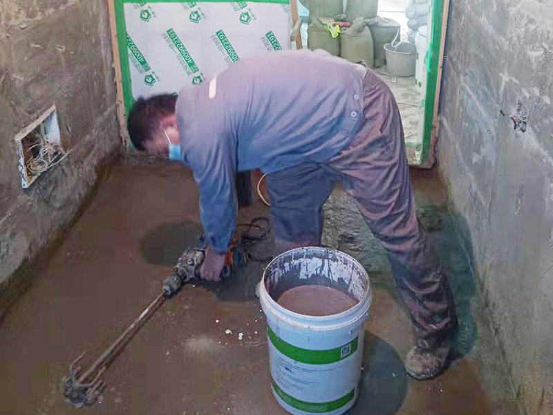 調制水泥地面找平： 一般房屋的地面上有比較凸出的地方，可以采用旋轉平磨的方式將高的地方打磨下去前提是下邊沒有管道。如果高的地方不打磨，那么找平出來的地面就會出現由齒刮刮出來的地面在高的地方同樣留下了同樣多的水泥，最后找出來的地面好是高的地方依然高，低的地方依然低。同時打磨還能節約不少的用料，這是地面找平中一個很重要的步驟。