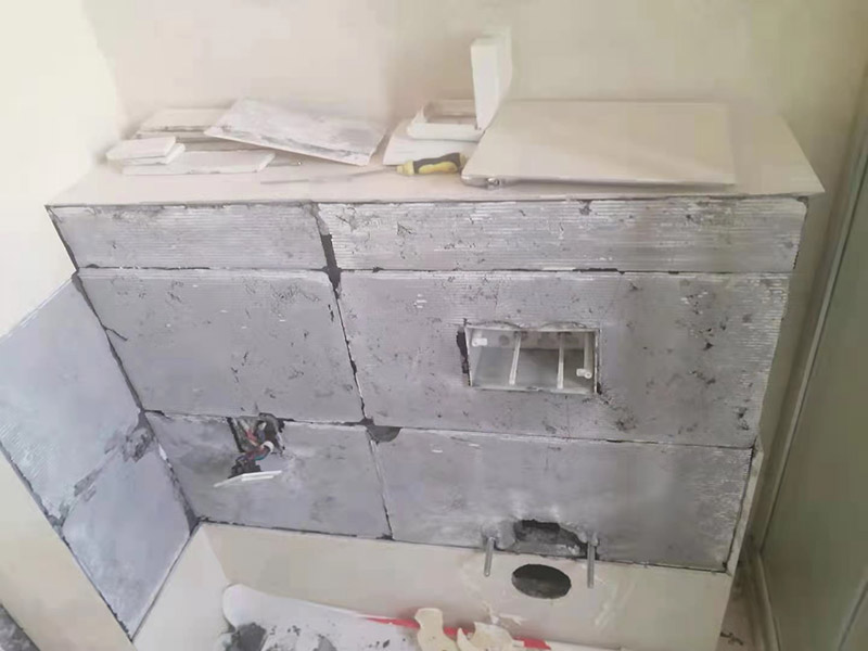 衛生間地面改造：對于衛生間改造，其次就是需要對其做相應的防水處理。因為在日常的家庭中，衛生間的水是處處可見的，非常潮濕。衛生間內的防水涂料是由地面延伸到墻面的，涂刷過程中精良的保證厚度均勻。還需要處理好地面和墻面交界處的各類管件的涂刷。待防水處理完全確定后，等待地面干透就可以做后續的工程了。這里要著重提醒，衛生間下水口位置的防水要特別處理好，保證今后的檢查與維修。