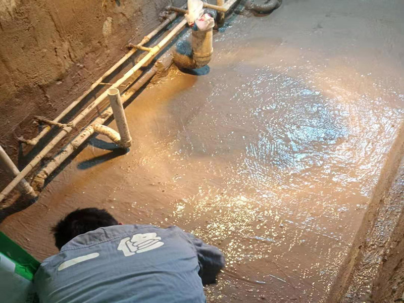 基層處理是衛(wèi)生間做防水的基礎工作，要找平地面，確保地面的平整干凈。鋪貼涂料時要做到用力均勻，不能漏刷、缺刷，避免脫落、開裂等，過于干燥的季節(jié)也不適宜做防水。涂刷的厚度小于1毫米比較好。做完防水涂層后一定要涂上表面防護涂料，對內(nèi)部材料起到保護的作用。鋪保護層與鋪防水涂料一樣要做到均勻、無裂痕、不脫落。閉水實驗是衛(wèi)生間做防水的最后一步，對防水施工進行檢查。在防水層徹底干透后，在衛(wèi)生間蓄水24小時以上，看是否有漏水等現(xiàn)象。