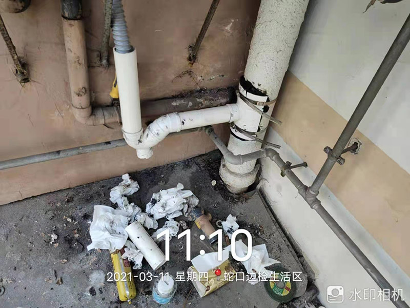 外墻水管改造維修：確定管道的走向和高度。接下來用云石機開槽。根據需要裁剪出各種長度的管材，待用。熱熔機加熱，綠燈變成紅燈時把管材放進去連接。放管，安裝管卡。15mm冷水管間隔應小于0.6m，熱水管為0.25米。20mm冷水管應小于0.6米，熱水管應小于0.3米。用料漿填槽抹平即可。