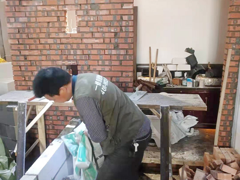 室內水泥砌紅磚：要想在家中裝修一面紅磚砌墻，施工工人一般都會使用鋼化的方法。鋼化之后的紅磚砌墻不僅光澤度好，而且硬度還高，用指甲都不會留下什么痕跡。但是這種工藝的本身并不是膩子，因為膩子是作為面層來打底用的，所以必須要具有一定的粗糙度、吸水性、延展性，這樣附著力才好，也不會導致墻漆快速干裂。在做了鋼化之后，就可以不用再上乳膠漆了。因為紅磚砌墻的附著力和吸水性都很差，如果要比較與墻漆的好壞，從環保的角度來說，墻漆無疑是最好的。
