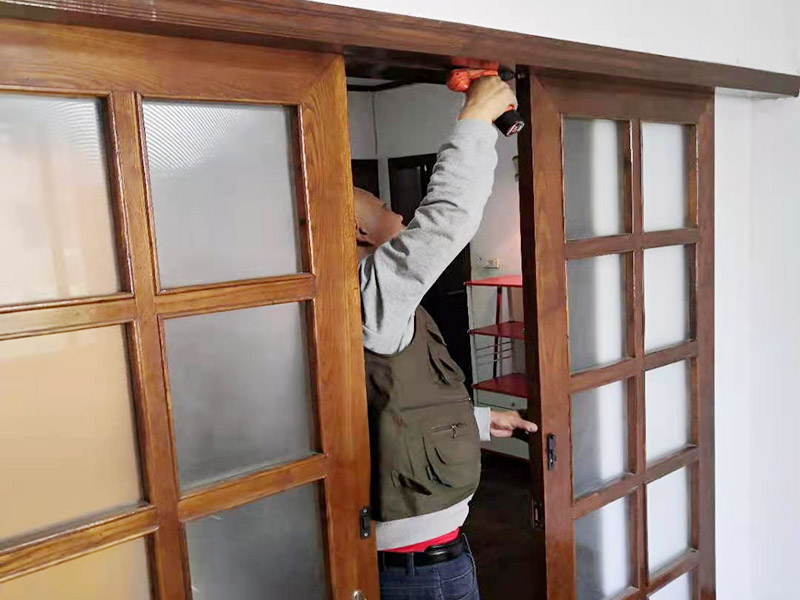 推拉門維修：把拉門上端滑輪部分樹立起來，在已經(jīng)拆了滑輪的圓孔中插入扳手擰入新螺絲釘。 將上滑輪平推入螺絲釘帽和門框內(nèi)壁之間的縫隙，為了使上滑輪保持一定距離，可在門框上邊緣和上滑輪的平面之間夾入一張硬紙板，然后上緊螺絲釘。 上滑輪安裝完畢，取下硬紙板，其他滑輪的更換也都是一樣的，通過一根螺絲固定滑輪，將舊滑輪取出，反過來將移門滑輪換上即可。