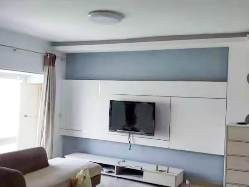 廚衛翻新裝修：廚房是家中較為潮濕的區域，大家在翻新過程中難免會破壞到原有的防水層，防水效果也會受到影響。為了防止廚房滲水、漏水到樓下的情況，大家最好及時做好廚房防水層的增補，并且最好不要使用木質地板或者革質等防火性能不好材料。 老式的洗手間樣式都比較陳舊，墻面、地面也積蓄了不少難以清除的污漬，因此大家在翻新時，最好把原來的衛生間墻磚或者地磚打掉，鋪設新磚，在這個過程，難免會迫害與原有的防水層，因此大家需要重做防水層。