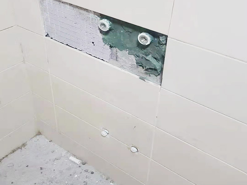 局部改造維修：衛生間改造中水電的改造尤為重要且需要最早開始著手，由于會涉及到浴霸采暖、燈光的線路走向、水管的入墻等問題，所以在改造之前需制定一個詳細的水電走向設計，從而提高安全質量以及滿足裝修業主們生活的需要。 其次就是需要對其做相應的防水處理。因為在日常的家庭中，衛生間的水是處處可見的，非常潮濕。衛生間內的防水涂料是由地面延伸到墻面的，涂刷過程中精良的保證厚度均勻。還需要處理好地面和墻面交界處的各類管件的涂刷。待防水處理完全確定后，等待地面干透就可以做后續的工程了。 接下來就是貼瓷磚了。衛生間改造中貼瓷磚不僅僅會有裝飾作用還能加強墻面和地面的防水效果。 衛生間改造中一般都需要做吊頂處理，當然，美觀的同時作為淋浴的場所防水等方面也需要注意