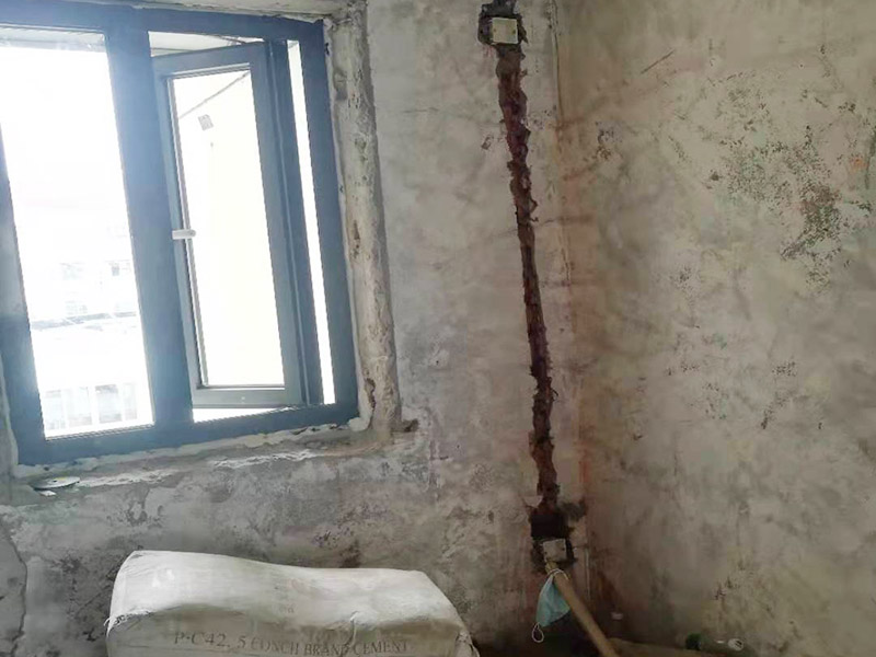 全屋電路改造：電路是家居裝飾中的隱藏工程，是家居裝飾的必然步驟。彈好平行與垂直線開槽，放好開關插座底盒，而開關插座底合安裝要彈水平線開槽，廚衛間須根據設計的使用功能進行彈線開槽。布線都是使用線管進行暗埋，電線需要并頭連接，不能隨便連接，接頭處需要使用按壓接線法，線接好之后，使用絕緣膠布包住。