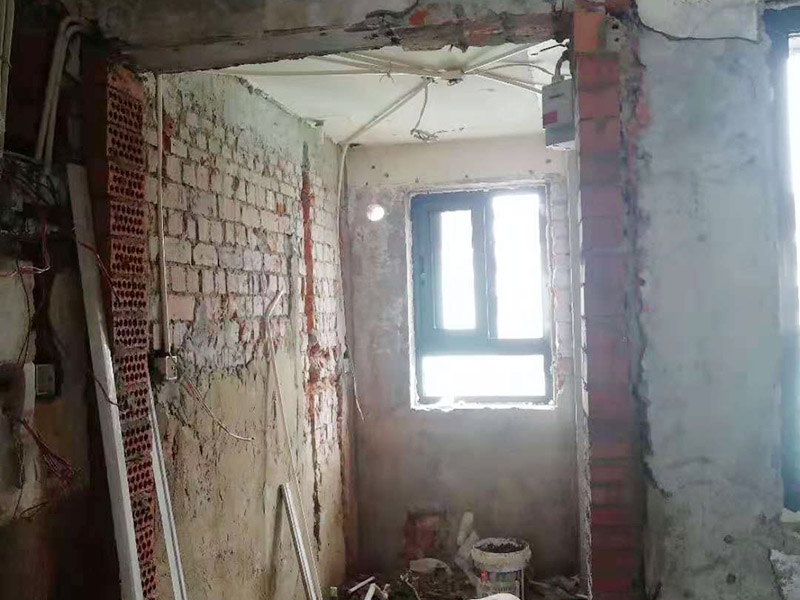 全屋電路改造：電路是家居裝飾中的隱藏工程，是家居裝飾的必然步驟。彈好平行與垂直線開槽，放好開關插座底盒，而開關插座底合安裝要彈水平線開槽，廚衛間須根據設計的使用功能進行彈線開槽。布線都是使用線管進行暗埋，電線需要并頭連接，不能隨便連接，接頭處需要使用按壓接線法，線接好之后，使用絕緣膠布包住。