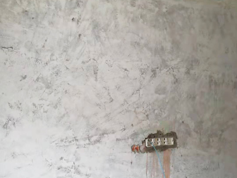 全屋電路改造：電路是家居裝飾中的隱藏工程，是家居裝飾的必然步驟。彈好平行與垂直線開槽，放好開關插座底盒，而開關插座底合安裝要彈水平線開槽，廚衛間須根據設計的使用功能進行彈線開槽。布線都是使用線管進行暗埋，電線需要并頭連接，不能隨便連接，接頭處需要使用按壓接線法，線接好之后，使用絕緣膠布包住。